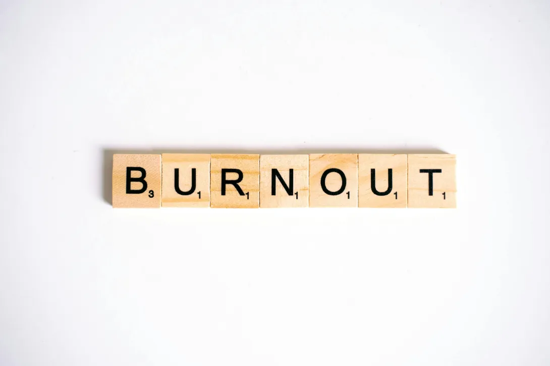 Peças de scrabble formando a palavra "burnout"