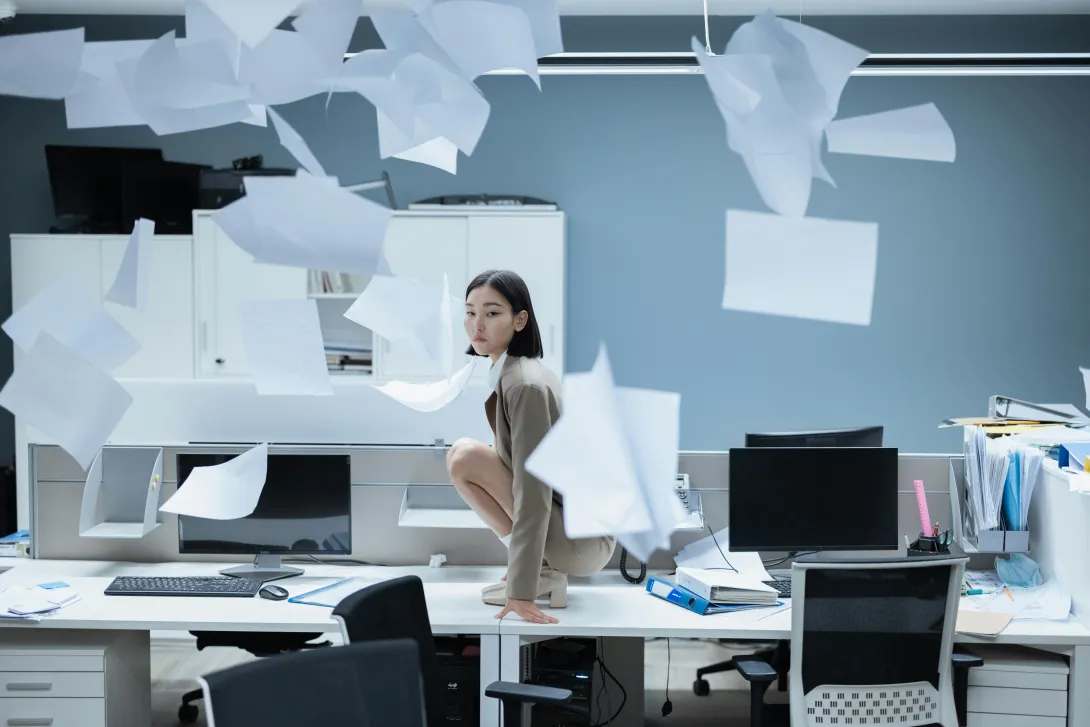 Ambiente laboral de escritório caótico.